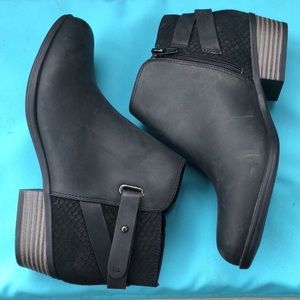 Clark’s Ultimate Comfort Black Almond Toe Leather Boots size 7M